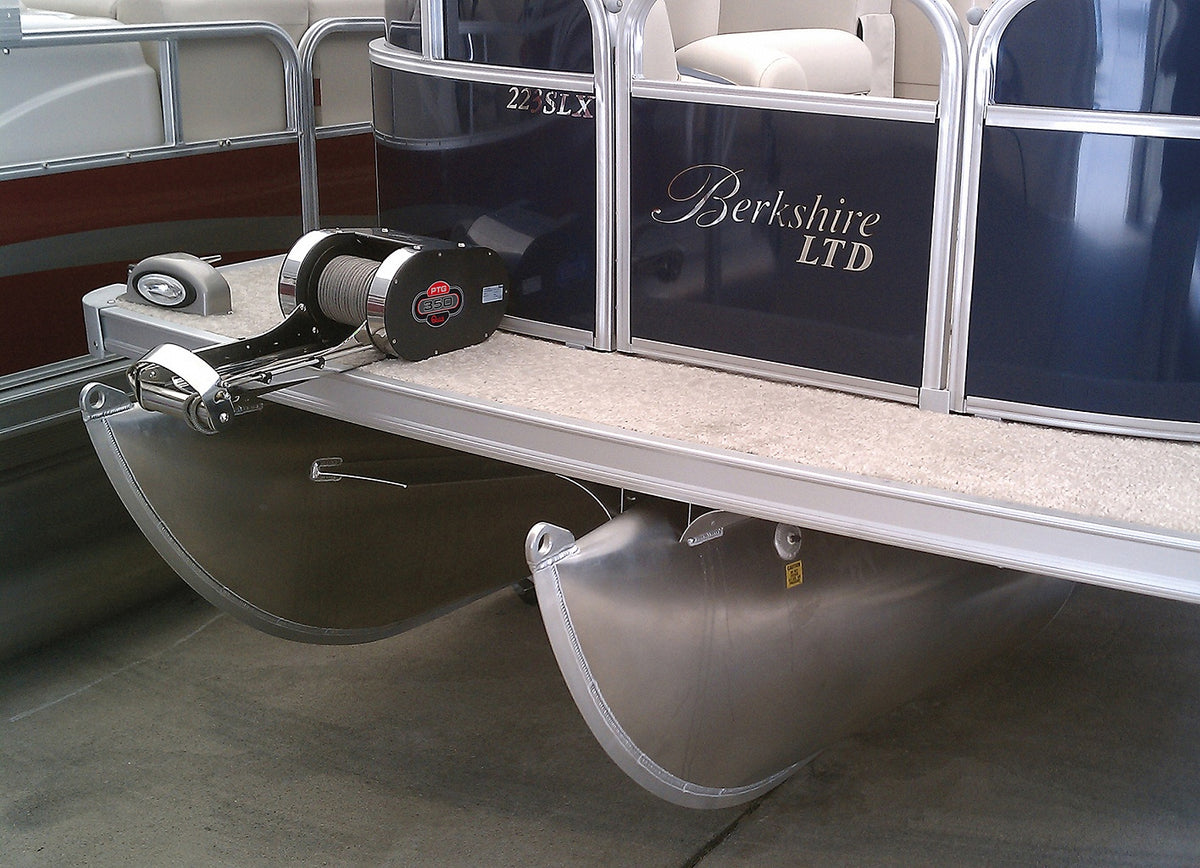 Quick FSPT0700R000A00 PT 700 R windlass 700lb 12V, pontoon boat bow with a rope capstan fitted