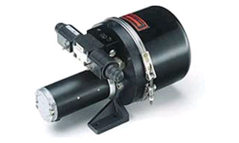 Raymarine E12171 3 to 4.5 L constant running pump 12 volt, black pump with a cylindrical reservoir, valve and a mount