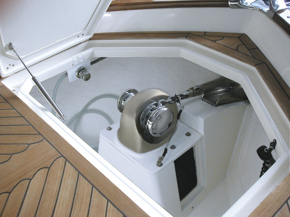 Quick FSE01412D008A00 Eagle E3 1412D windlass with drum 1400W 12V 8mm, chain windlass seen in a boat bow locker